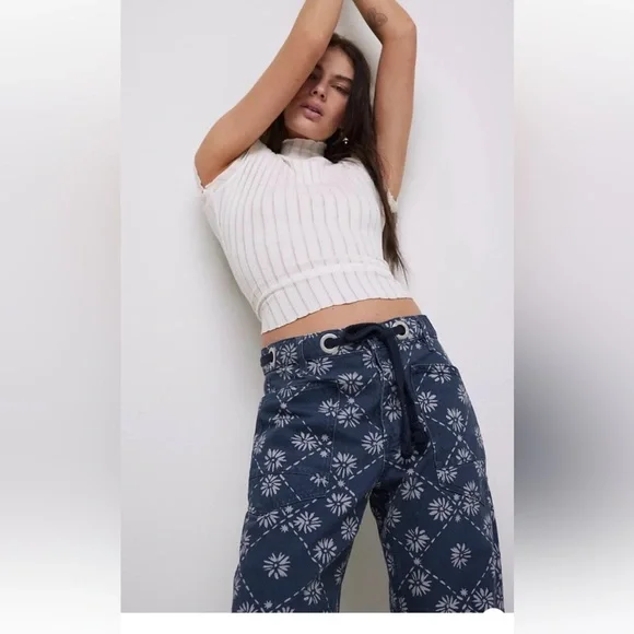 We The Free Moxie Printed Low Slung Barrel Jeans Wallpaper Geo Blue White - Picture 4 of 7